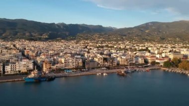 Yunanistan 'ın Messinia kentindeki Kalamata kenti üzerinde gün batımında havadan deniz manzarası