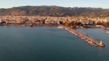 Yunanistan 'ın Messinia kentindeki Kalamata kenti üzerinde gün batımında havadan deniz manzarası