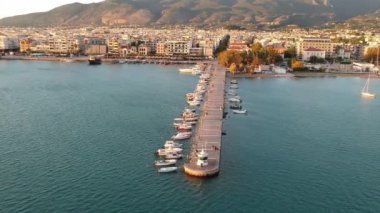 Yunanistan 'ın Messinia kentindeki Kalamata kenti üzerinde gün batımında havadan deniz manzarası