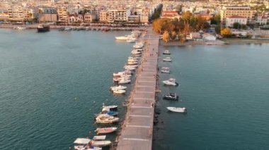 Yunanistan 'ın Messinia kentindeki Kalamata kenti üzerinde gün batımında havadan deniz manzarası