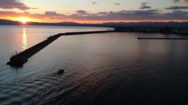 Yunanistan 'ın Messinia kentindeki Kalamata kenti üzerinde gün batımında havadan deniz manzarası