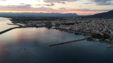 Yunanistan 'ın Messinia kentindeki Kalamata kenti üzerinde gün batımında havadan deniz manzarası