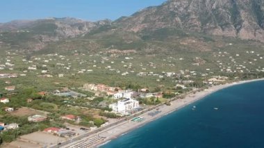 Yunanistan 'ın Messinia kentindeki Kalamata kenti üzerinde gün batımında havadan deniz manzarası