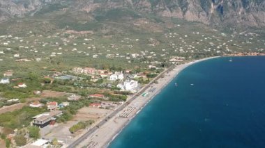 Yunanistan 'ın Messinia kentindeki Kalamata kenti üzerinde gün batımında havadan deniz manzarası