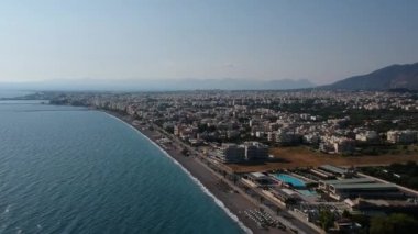Yunanistan 'ın Messinia kentindeki Kalamata kenti üzerinde gün batımında havadan deniz manzarası