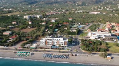 Yunanistan 'ın Messinia kentindeki Kalamata kenti üzerinde gün batımında havadan deniz manzarası