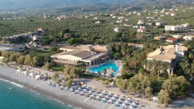 Yunanistan 'ın Messinia kentindeki Kalamata kenti üzerinde gün batımında havadan deniz manzarası