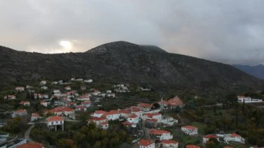 Yunanistan 'ın Peloponnese kentindeki Parnon dağ sırasının güneyinde yer alan Kremasti, Laconia adlı pitoresk dağlık köyünün hava panoramik manzarası