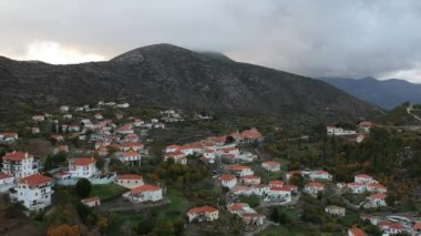 Yunanistan 'ın Peloponnese kentindeki Parnon dağ sırasının güneyinde yer alan Kremasti, Laconia adlı pitoresk dağlık köyünün hava panoramik manzarası