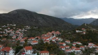 Yunanistan 'ın Peloponnese kentindeki Parnon dağ sırasının güneyinde yer alan Kremasti, Laconia adlı pitoresk dağlık köyünün hava panoramik manzarası