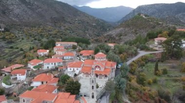 Yunanistan 'ın Peloponnese kentindeki Parnon dağ sırasının güneyinde yer alan Kremasti, Laconia adlı pitoresk dağlık köyünün hava panoramik manzarası