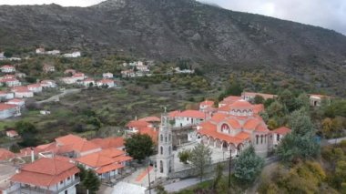 Yunanistan 'ın Peloponnese kentindeki Parnon dağ sırasının güneyinde yer alan Kremasti, Laconia adlı pitoresk dağlık köyünün hava panoramik manzarası