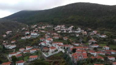 Yunanistan 'ın Peloponnese kentindeki Parnon dağ sırasının güneyinde yer alan Kremasti, Laconia adlı pitoresk dağlık köyünün hava panoramik manzarası