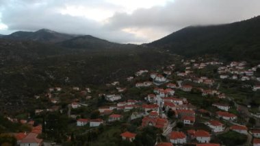 Yunanistan 'ın Peloponnese kentindeki Parnon dağ sırasının güneyinde yer alan Kremasti, Laconia adlı pitoresk dağlık köyünün hava panoramik manzarası