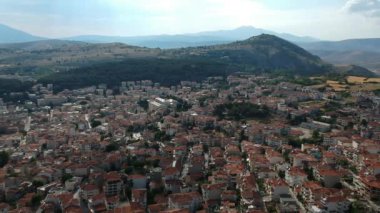 Yunanistan 'ın Kozani kenti üzerinde hava panoramik manzarası