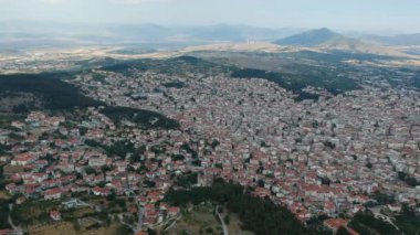 Yunanistan 'ın Kozani kenti üzerinde hava panoramik manzarası