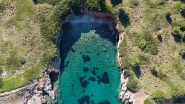 Alonnisos Adası, Sporades, Yunanistan 'daki Kokkinokastro' nun görkemli plajı üzerindeki hava manzarası