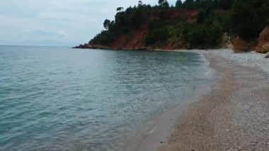 Alonnisos Adası, Sporades, Yunanistan 'daki Kokkinokastro' nun görkemli plajı üzerindeki hava manzarası