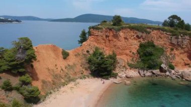 Alonnisos Adası, Sporades, Yunanistan 'daki Kokkinokastro' nun görkemli plajı üzerindeki hava manzarası