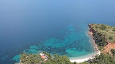 Alonnisos Adası, Sporades, Yunanistan 'daki Kokkinokastro' nun görkemli plajı üzerindeki hava manzarası