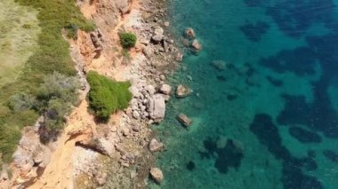 Alonnisos Adası, Sporades, Yunanistan 'daki Kokkinokastro' nun görkemli plajı üzerindeki hava manzarası
