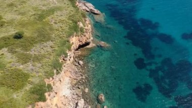 Alonnisos Adası, Sporades, Yunanistan 'daki Kokkinokastro' nun görkemli plajı üzerindeki hava manzarası
