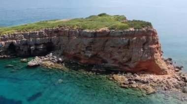 Alonnisos Adası, Sporades, Yunanistan 'daki Kokkinokastro' nun görkemli plajı üzerindeki hava manzarası