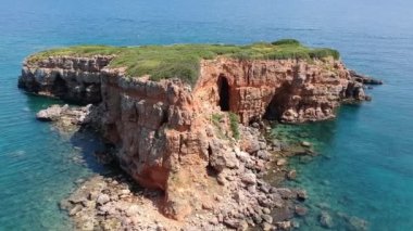 Alonnisos Adası, Sporades, Yunanistan 'daki Kokkinokastro' nun görkemli plajı üzerindeki hava manzarası