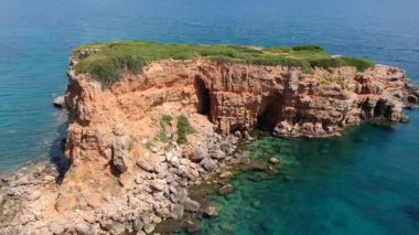 Alonnisos Adası, Sporades, Yunanistan 'daki Kokkinokastro' nun görkemli plajı üzerindeki hava manzarası
