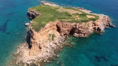 Alonnisos Adası, Sporades, Yunanistan 'daki Kokkinokastro' nun görkemli plajı üzerindeki hava manzarası