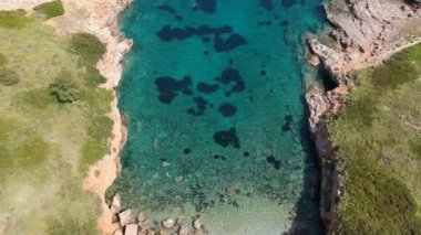 Alonnisos Adası, Sporades, Yunanistan 'daki Kokkinokastro' nun görkemli plajı üzerindeki hava manzarası
