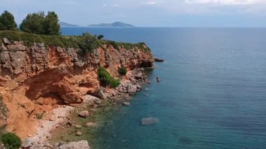Alonnisos Adası, Sporades, Yunanistan 'daki Kokkinokastro' nun görkemli plajı üzerindeki hava manzarası