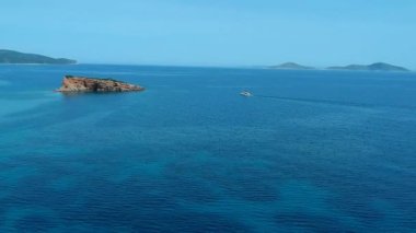 Alonnisos Adası, Sporades, Yunanistan 'daki Kokkinokastro' nun görkemli plajı üzerindeki hava manzarası