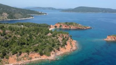 Alonnisos Adası, Sporades, Yunanistan 'daki Kokkinokastro' nun görkemli plajı üzerindeki hava manzarası