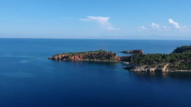 Alonnisos Adası, Sporades, Yunanistan 'daki Kokkinokastro' nun görkemli plajı üzerindeki hava manzarası