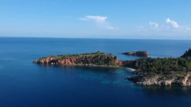 Alonnisos Adası, Sporades, Yunanistan 'daki Kokkinokastro' nun görkemli plajı üzerindeki hava manzarası
