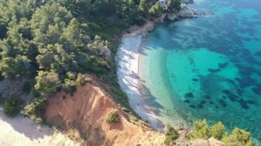 Alonnisos Adası, Sporades, Yunanistan 'daki Kokkinokastro' nun görkemli plajı üzerindeki hava manzarası