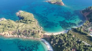 Alonnisos Adası, Sporades, Yunanistan 'daki Kokkinokastro' nun görkemli plajı üzerindeki hava manzarası