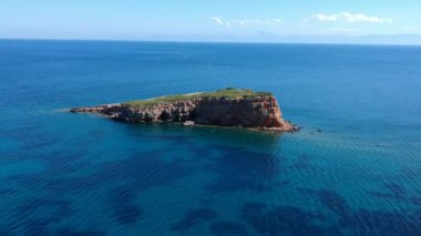 Alonnisos Adası, Sporades, Yunanistan 'daki Kokkinokastro' nun görkemli plajı üzerindeki hava manzarası