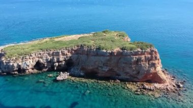 Alonnisos Adası, Sporades, Yunanistan 'daki Kokkinokastro' nun görkemli plajı üzerindeki hava manzarası
