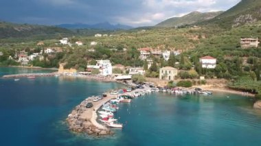 Messenia 'nın Kalamata şehrinden yarım saat uzaklıktaki Kardamili yakınlarındaki güzel sahil köyü Kitries' in panoramik manzarası. Messenian Körfezi, Yunanistan ve Avrupa 'daki şaşırtıcı yaz manzarası