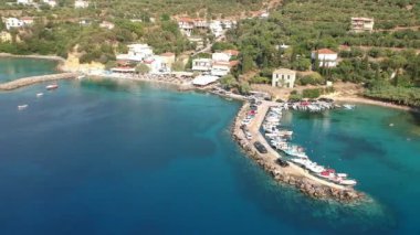 Messenia 'nın Kalamata şehrinden yarım saat uzaklıktaki Kardamili yakınlarındaki güzel sahil köyü Kitries' in panoramik manzarası. Messenian Körfezi, Yunanistan ve Avrupa 'daki şaşırtıcı yaz manzarası