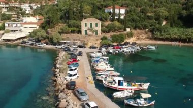 Messenia 'nın Kalamata şehrinden yarım saat uzaklıktaki Kardamili yakınlarındaki güzel sahil köyü Kitries' in panoramik manzarası. Messenian Körfezi, Yunanistan ve Avrupa 'daki şaşırtıcı yaz manzarası