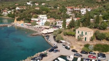 Messenia 'nın Kalamata şehrinden yarım saat uzaklıktaki Kardamili yakınlarındaki güzel sahil köyü Kitries' in panoramik manzarası. Messenian Körfezi, Yunanistan ve Avrupa 'daki şaşırtıcı yaz manzarası