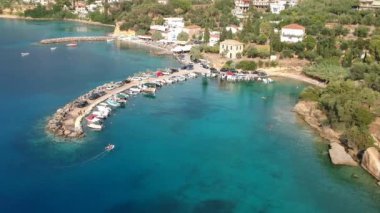 Messenia 'nın Kalamata şehrinden yarım saat uzaklıktaki Kardamili yakınlarındaki güzel sahil köyü Kitries' in panoramik manzarası. Messenian Körfezi, Yunanistan ve Avrupa 'daki şaşırtıcı yaz manzarası