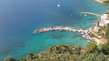 Messenia 'nın Kalamata şehrinden yarım saat uzaklıktaki Kardamili yakınlarındaki güzel sahil köyü Kitries' in panoramik manzarası. Messenian Körfezi, Yunanistan ve Avrupa 'daki şaşırtıcı yaz manzarası
