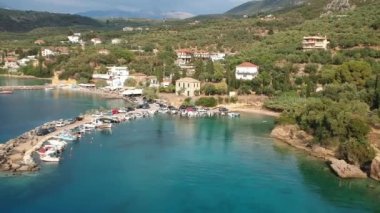 Messenia 'nın Kalamata şehrinden yarım saat uzaklıktaki Kardamili yakınlarındaki güzel sahil köyü Kitries' in panoramik manzarası. Messenian Körfezi, Yunanistan ve Avrupa 'daki şaşırtıcı yaz manzarası