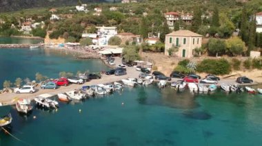 Messenia 'nın Kalamata şehrinden yarım saat uzaklıktaki Kardamili yakınlarındaki güzel sahil köyü Kitries' in panoramik manzarası. Messenian Körfezi, Yunanistan ve Avrupa 'daki şaşırtıcı yaz manzarası