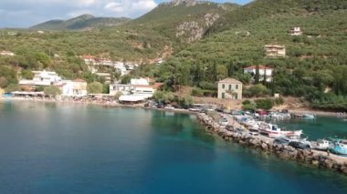 Messenia 'nın Kalamata şehrinden yarım saat uzaklıktaki Kardamili yakınlarındaki güzel sahil köyü Kitries' in panoramik manzarası. Messenian Körfezi, Yunanistan ve Avrupa 'daki şaşırtıcı yaz manzarası