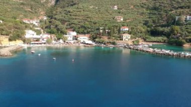 Messenia 'nın Kalamata şehrinden yarım saat uzaklıktaki Kardamili yakınlarındaki güzel sahil köyü Kitries' in panoramik manzarası. Messenian Körfezi, Yunanistan ve Avrupa 'daki şaşırtıcı yaz manzarası